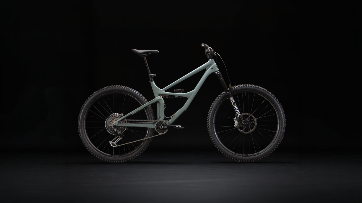 Mayhem 140 in Lichen Grey — Drive-side profile of the complete bike