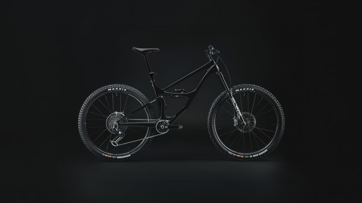 Mayhem 140 in Liquid Black — Drive-side profile of the complete bike