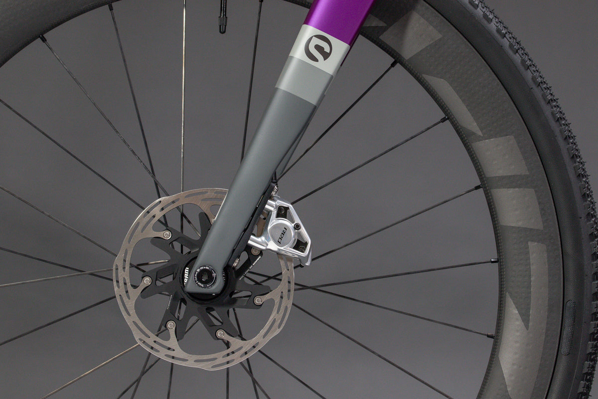 Rallye in Twilight Purple — Fork, flat-mount brake caliper and rotor on the front wheel