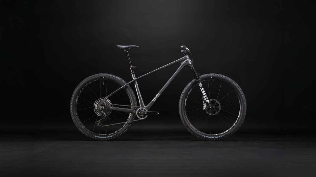 Rocker Carbon Gen 3 in Talus Grey, geared, three-quarter view