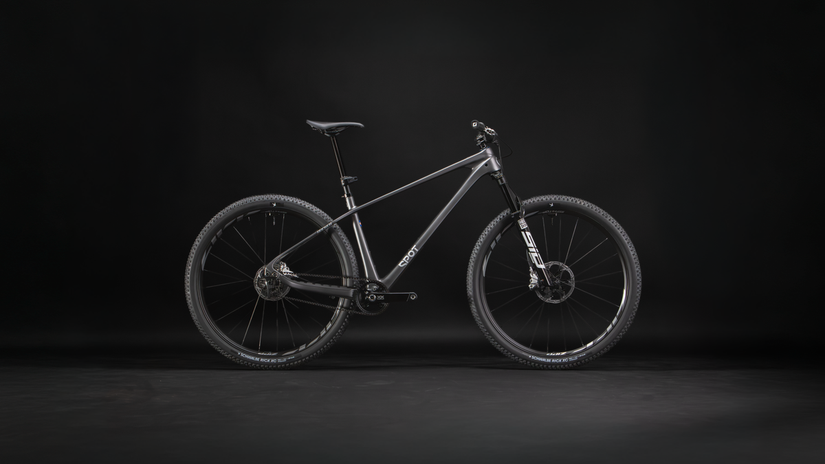 Rocker Carbon Gen 3 in Talus Grey — Rocker Gen 3 singlespeed carbon hardtail in Talus Grey, side profile